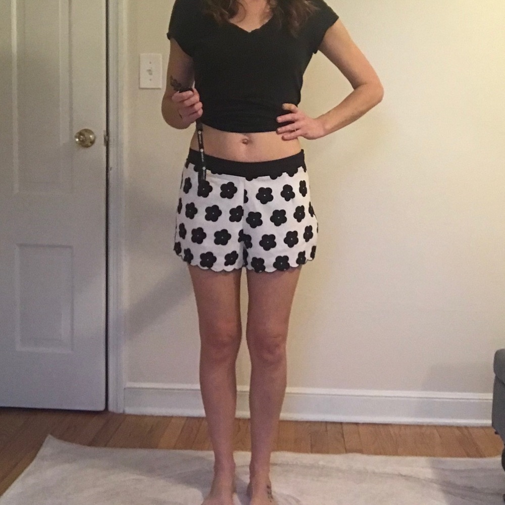 Floral scalloped shorts, sz med, black & white